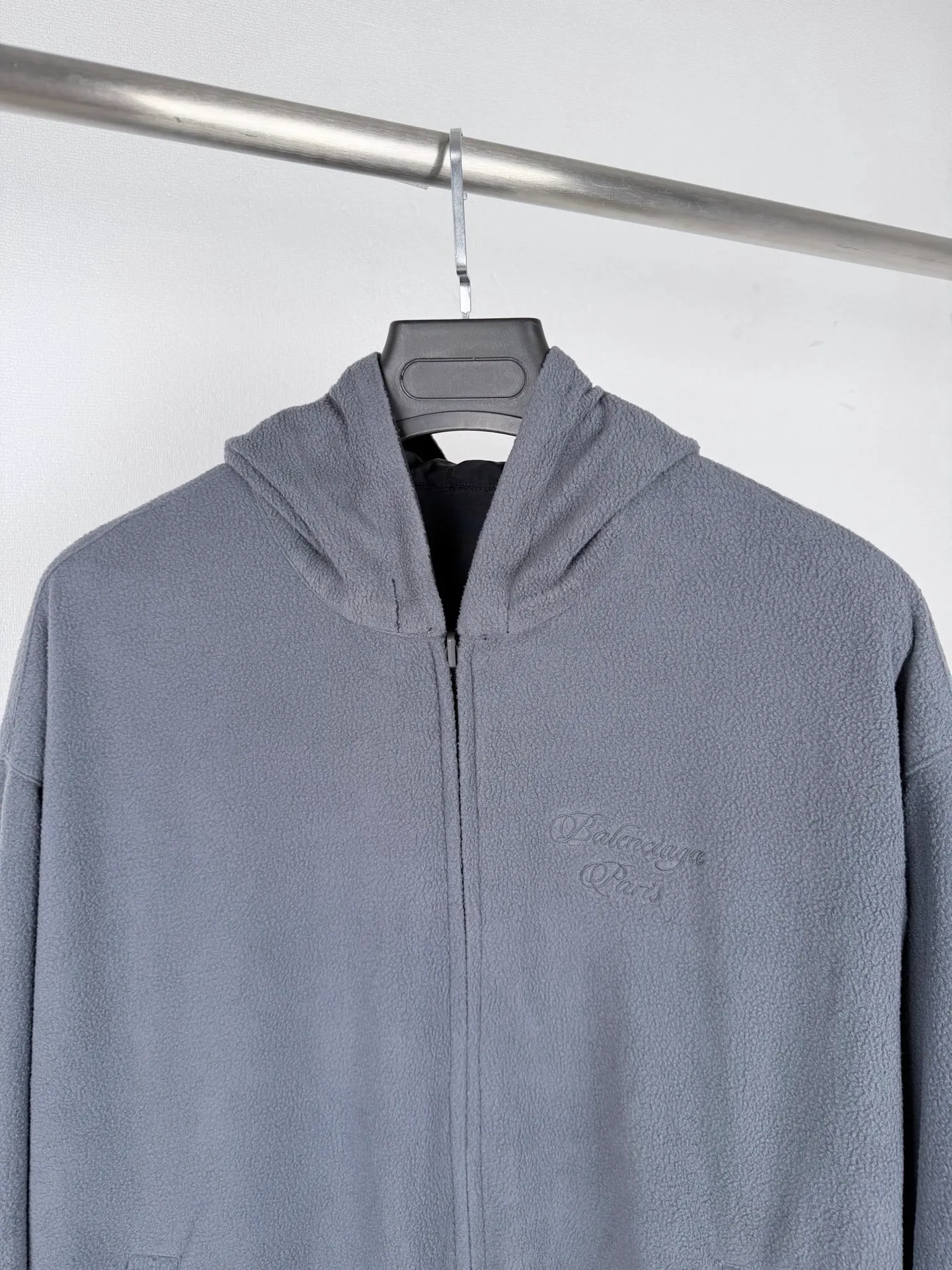 BALENCIAGA/ Balenciaga 26SS cursive embroidered fleece reversible jacket Authentic 21000 purchased and developed, 100% nylon woven fabric, custom dyed 100% polyester fiber plush cloth, imported embroidery, fabric enzyme washing, customized 1:1 zipper, customized 1:1 trademark, fitted version Size: S M L XL